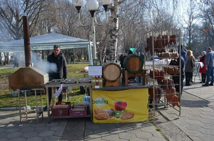 Благотворителният щанд на "Маго" събра пари за два детски отбора