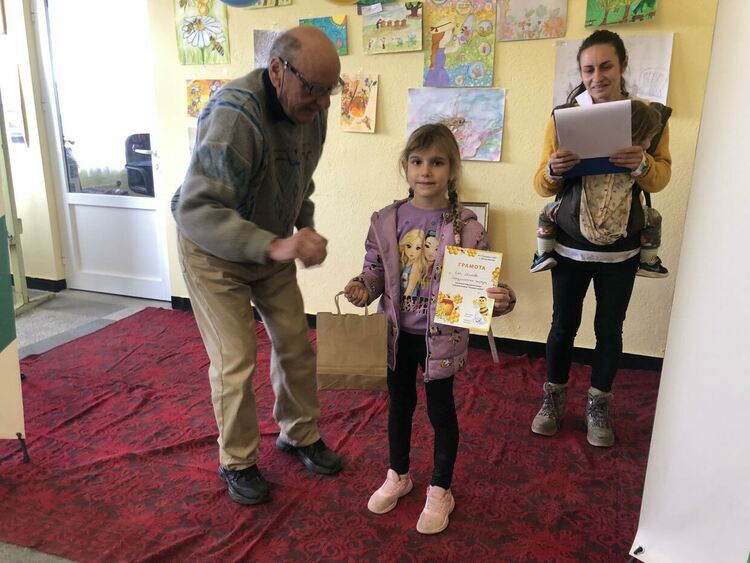 Конкурс за детска рисунка на тема "Пчелите и медът" събра  творби от 4 държави