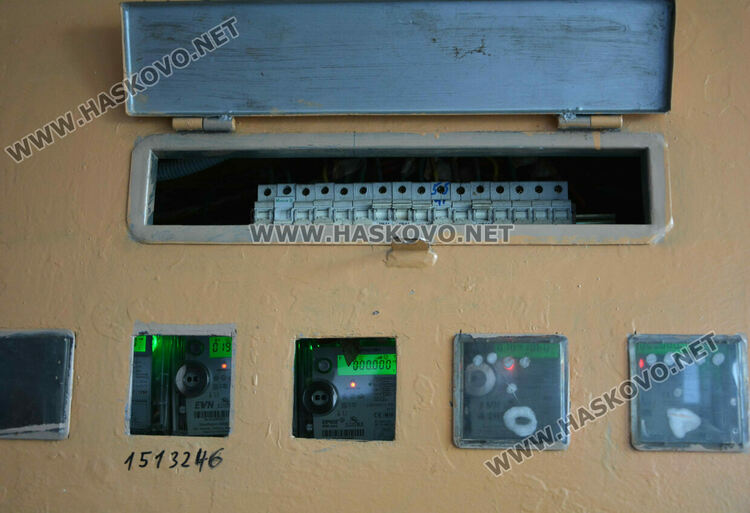 Част от собствениците на обгорелия след пожар вход се изнасят при роднини