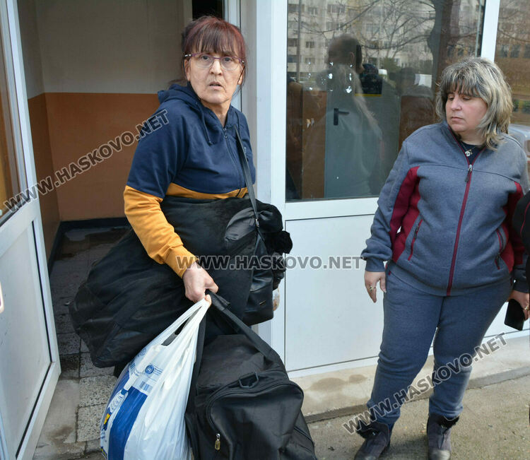 Част от собствениците на обгорелия след пожар вход се изнасят при роднини