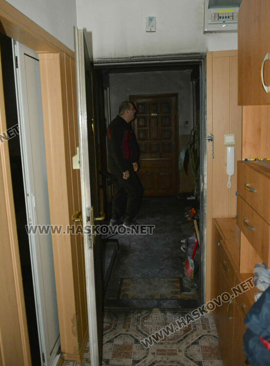 Част от собствениците на обгорелия след пожар вход се изнасят при роднини