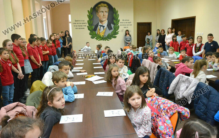Четвъртокласниците от СУ „Васил Левски“ посрещаха възпитаниците от детските градини в урок по родолюбие
