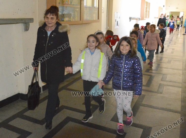 Четвъртокласниците от СУ „Васил Левски“ посрещаха възпитаниците от детските градини в урок по родолюбие