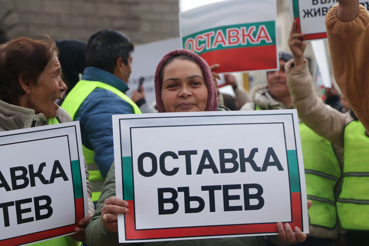 Протест на земеделците блокира движението пред МС