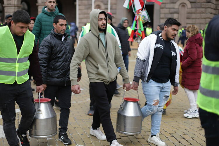 Протест на земеделците блокира движението пред МС