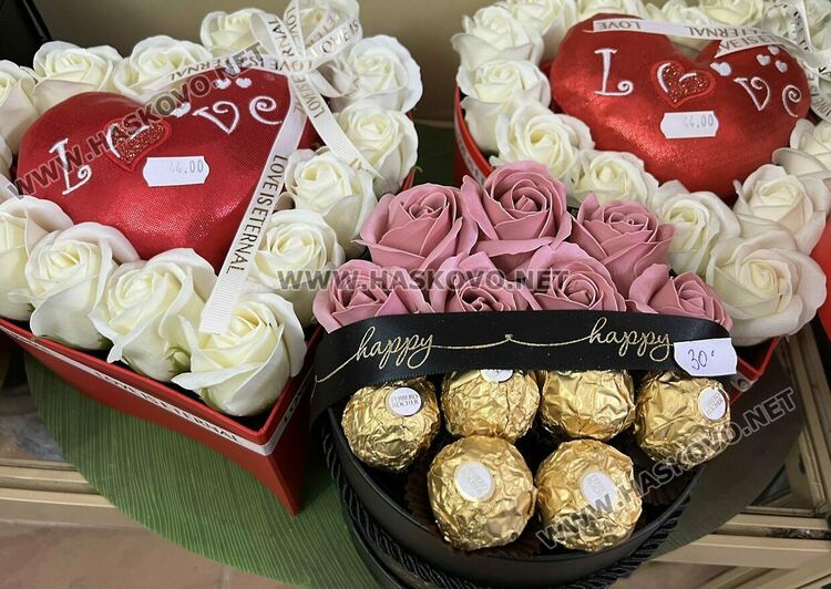 Класиката се завърна: Червено и черно със златно-хит в декорацията на подаръците за Деня на влюбените