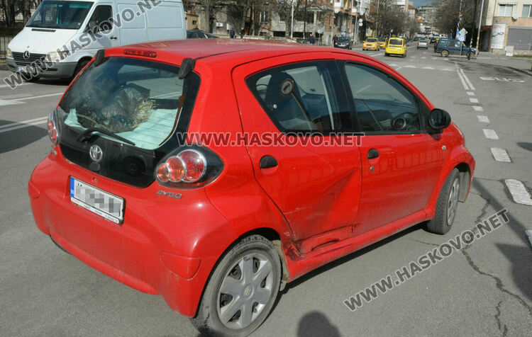 Лека катастрофа отново на пл. "Лебеда" заради неспазване на знак "Стоп"