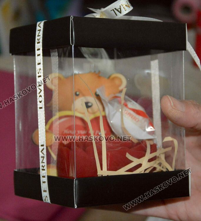 Класиката се завърна: Червено и черно със златно-хит в декорацията на подаръците за Деня на влюбените