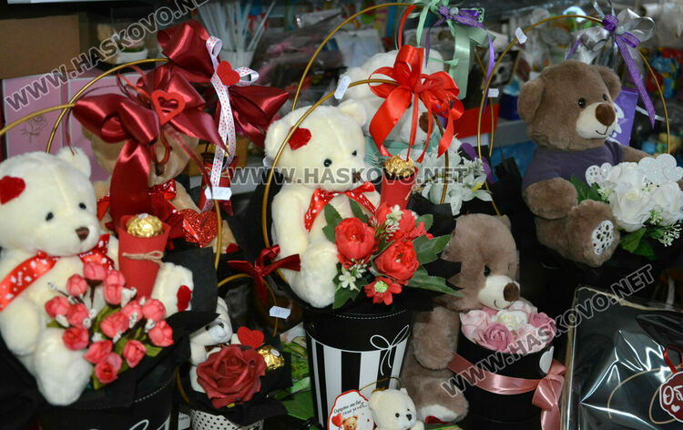 Класиката се завърна: Червено и черно със златно-хит в декорацията на подаръците за Деня на влюбените