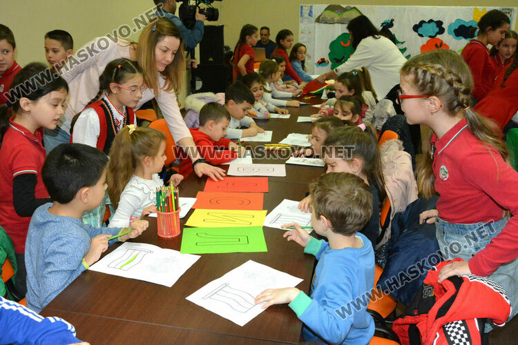 Четвъртокласниците от СУ „Васил Левски“ посрещаха възпитаниците от детските градини в урок по родолюбие