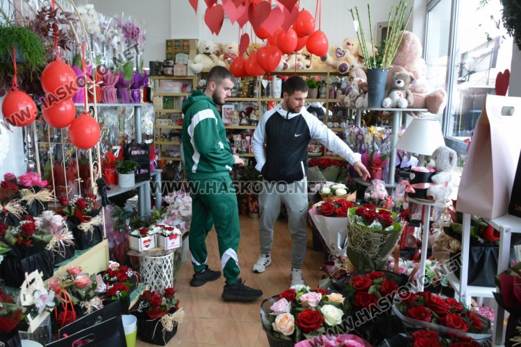 Класиката се завърна: Червено и черно със златно-хит в декорацията на подаръците за Деня на влюбените