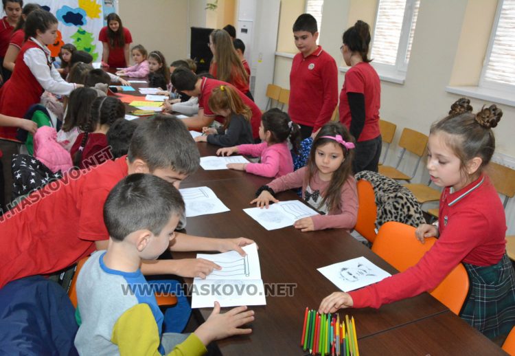 Четвъртокласниците от СУ „Васил Левски“ посрещаха възпитаниците от детските градини в урок по родолюбие