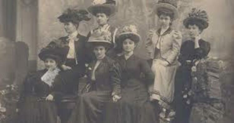  „Бургазлийката през 30-те и 40-те години на ХХ век” с чаша вино в Исторически музей - Димитровград