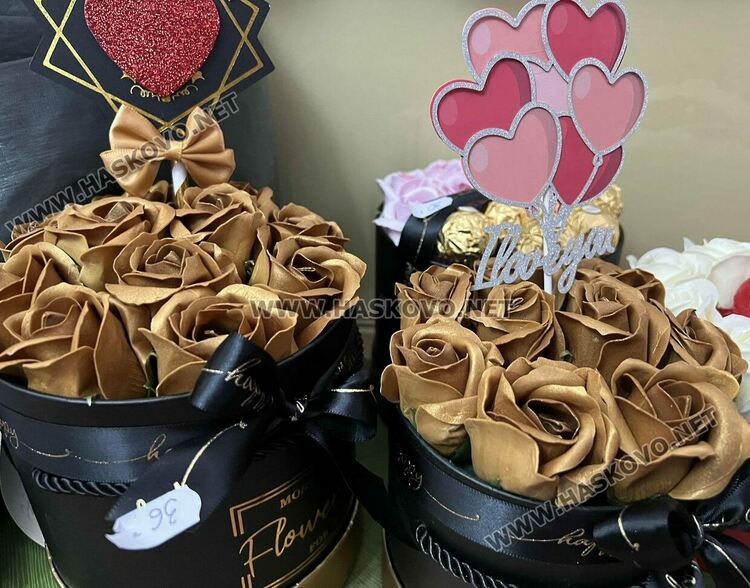 Класиката се завърна: Червено и черно със златно-хит в декорацията на подаръците за Деня на влюбените