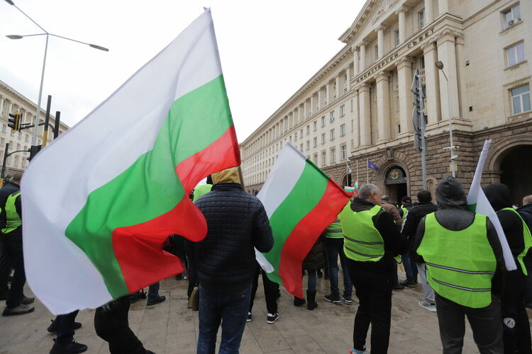 Протест на земеделците блокира движението пред МС