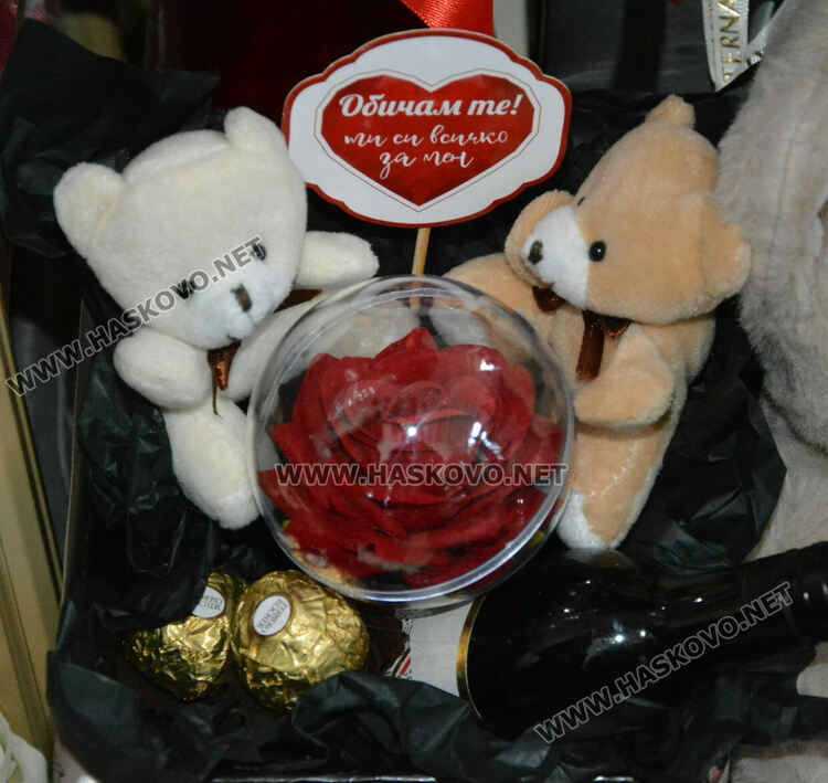 Класиката се завърна: Червено и черно със златно-хит в декорацията на подаръците за Деня на влюбените