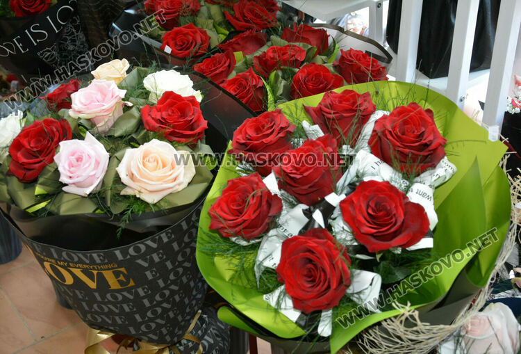 Класиката се завърна: Червено и черно със златно-хит в декорацията на подаръците за Деня на влюбените