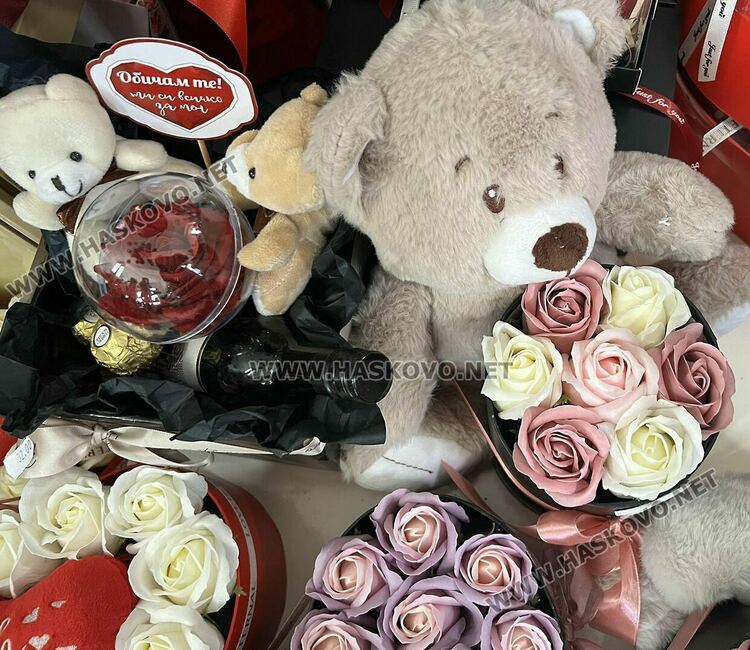 Класиката се завърна: Червено и черно със златно-хит в декорацията на подаръците за Деня на влюбените