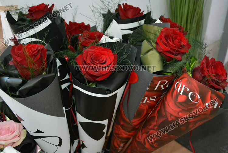 Класиката се завърна: Червено и черно със златно-хит в декорацията на подаръците за Деня на влюбените