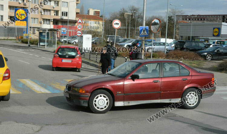 Лека катастрофа отново на пл. "Лебеда" заради неспазване на знак "Стоп"