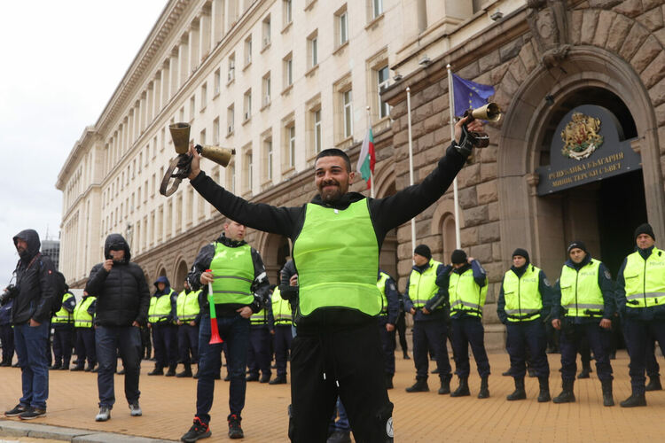 Протест на земеделците блокира движението пред МС