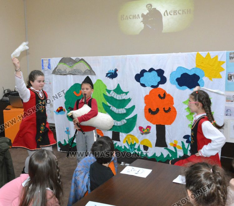 Четвъртокласниците от СУ „Васил Левски“ посрещаха възпитаниците от детските градини в урок по родолюбие