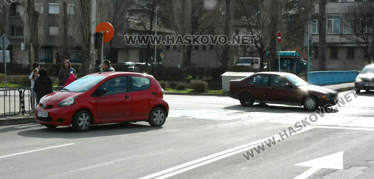 Лека катастрофа отново на пл. "Лебеда" заради неспазване на знак "Стоп"