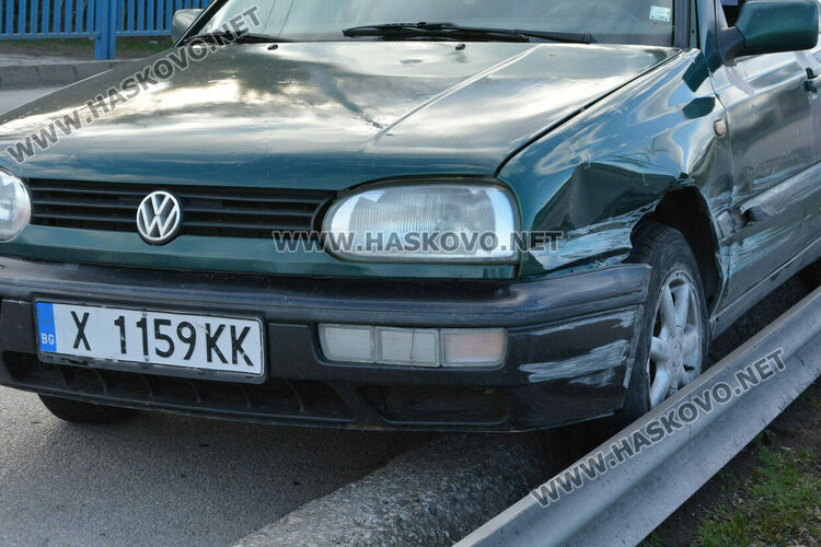 Кола влезе между бордюра и мантинелата на надлеза на бул. „Съединение“