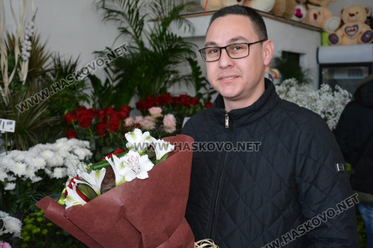 Заместник-областният управител Митко Петров показа, че е много организиран и не оставя подготовката за празника за последния момент