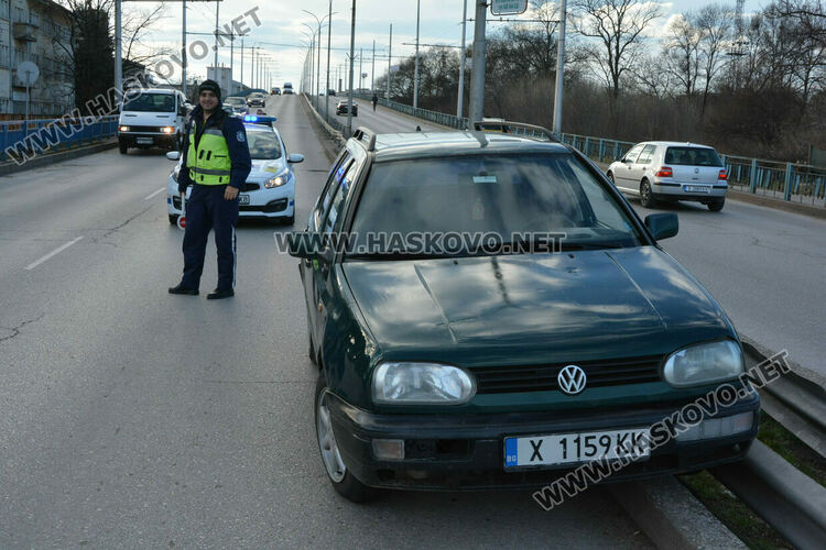 Кола влезе между бордюра и мантинелата на надлеза на бул. „Съединение“