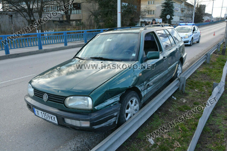 Кола влезе между бордюра и мантинелата на надлеза на бул. „Съединение“