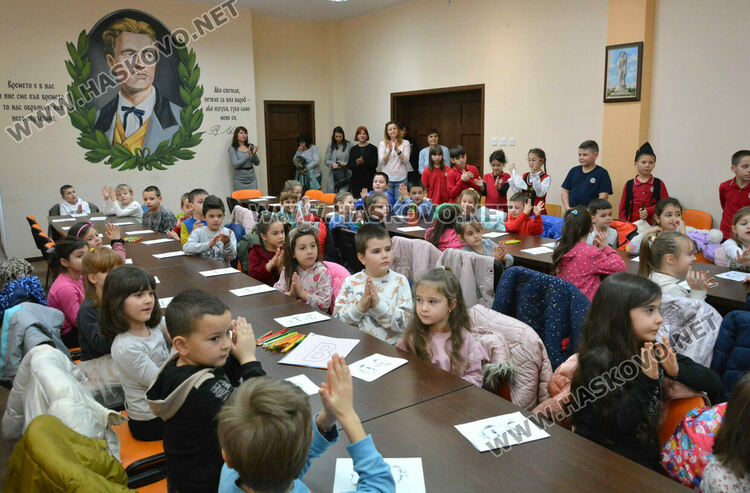 Четвъртокласниците от СУ „Васил Левски“ посрещаха възпитаниците от детските градини в урок по родолюбие