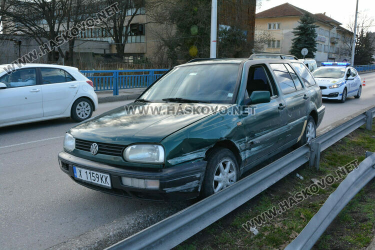 Кола влезе между бордюра и мантинелата на надлеза на бул. „Съединение“