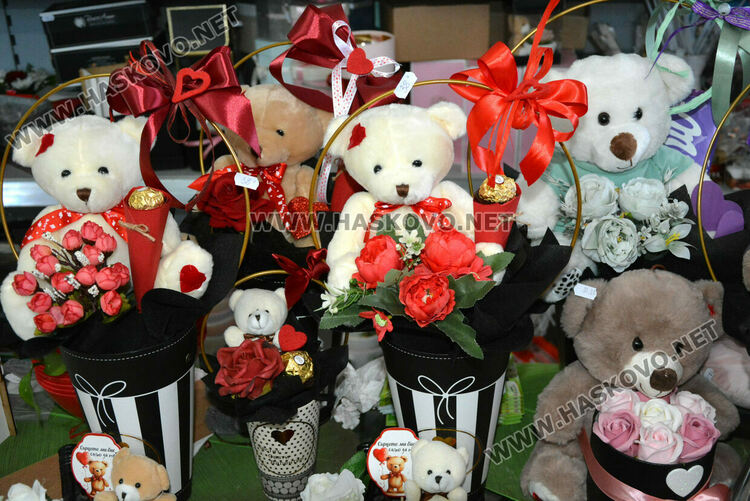 Класиката се завърна: Червено и черно със златно-хит в декорацията на подаръците за Деня на влюбените