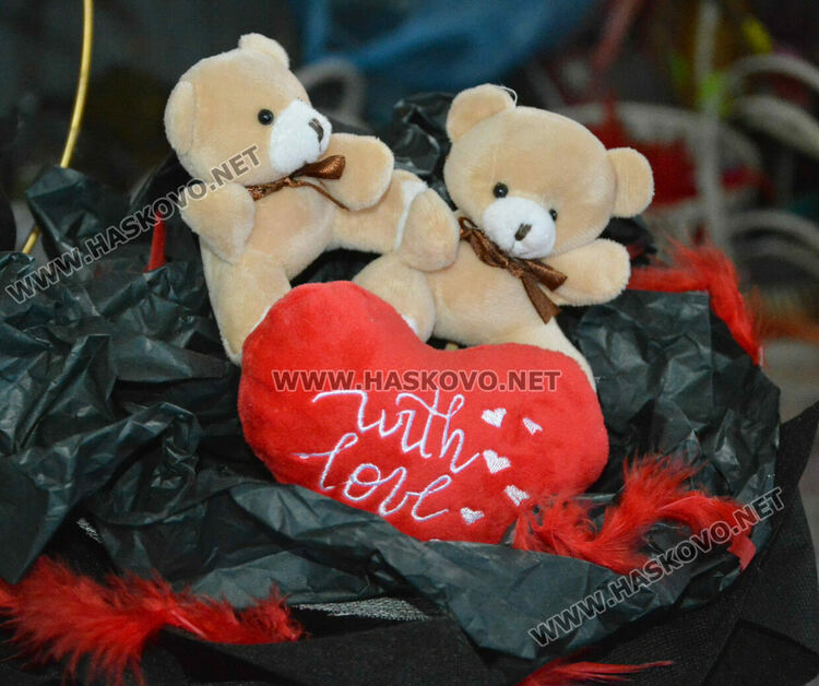 Класиката се завърна: Червено и черно със златно-хит в декорацията на подаръците за Деня на влюбените