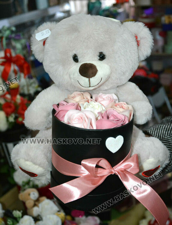 Класиката се завърна: Червено и черно със златно-хит в декорацията на подаръците за Деня на влюбените