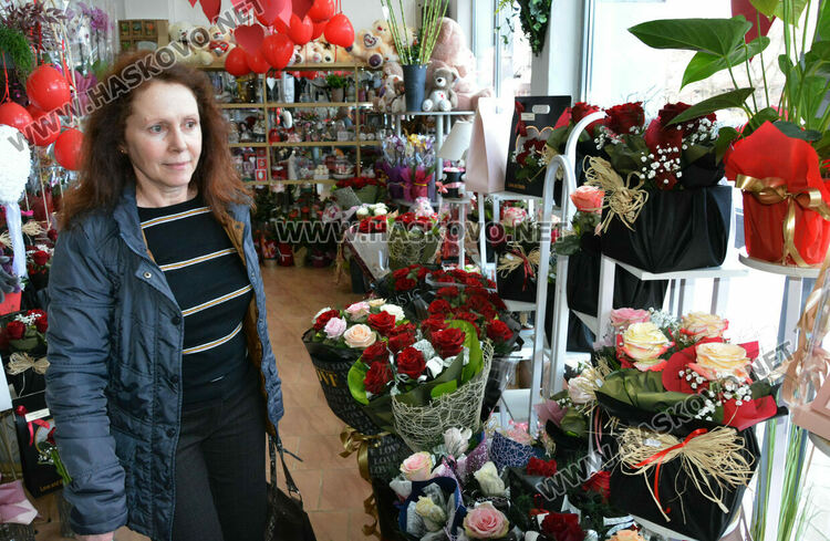 Класиката се завърна: Червено и черно със златно-хит в декорацията на подаръците за Деня на влюбените