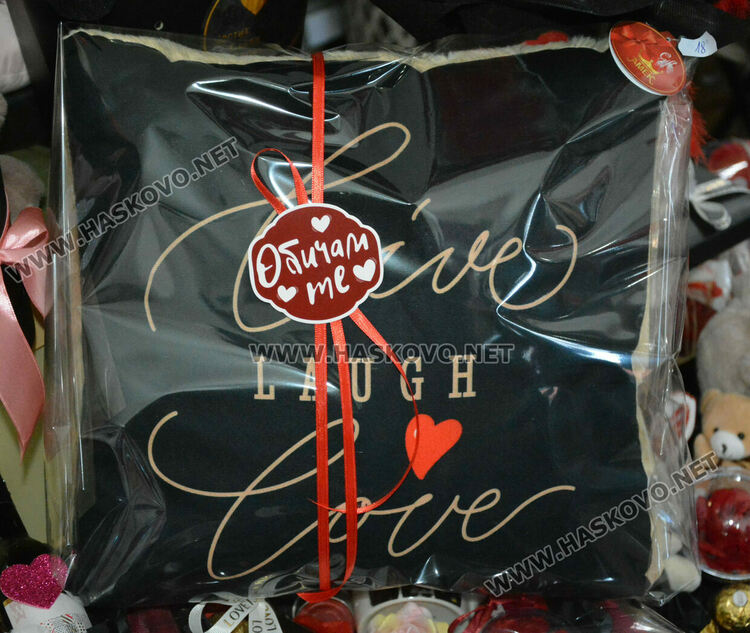 Класиката се завърна: Червено и черно със златно-хит в декорацията на подаръците за Деня на влюбените