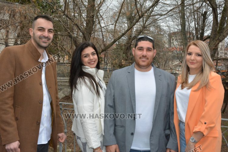  Семейство Ванчеви /в средата/ и техните кумове