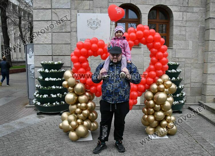 Голямо сърце от балони радва хасковлии в Деня на влюбените