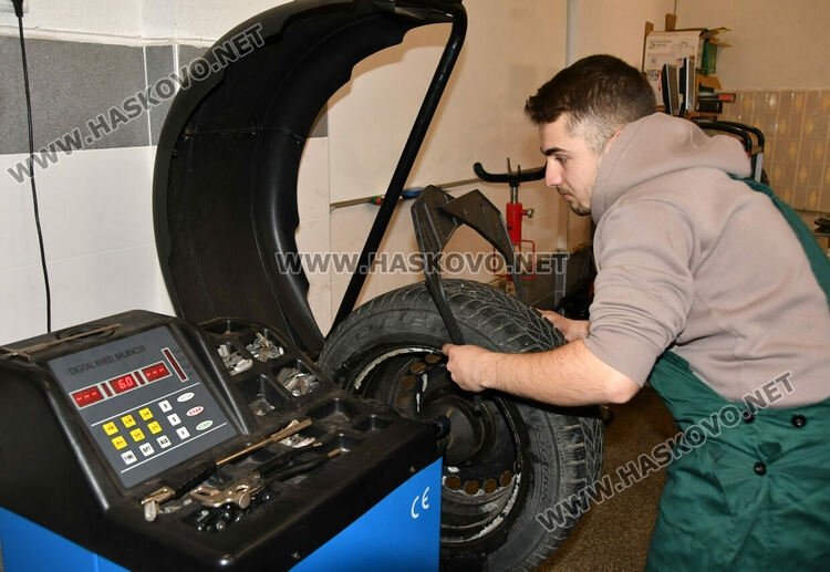 Ученици от Автото показаха майсторско шофиране и познания за ремонт и поддръжка на автомобила