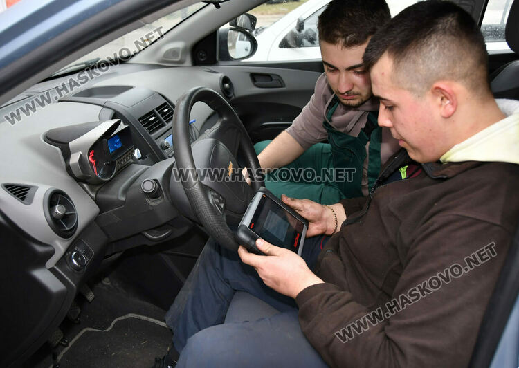 Ученици от Автото показаха майсторско шофиране и познания за ремонт и поддръжка на автомобила