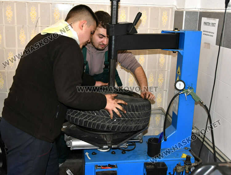 Ученици от Автото показаха майсторско шофиране и познания за ремонт и поддръжка на автомобила