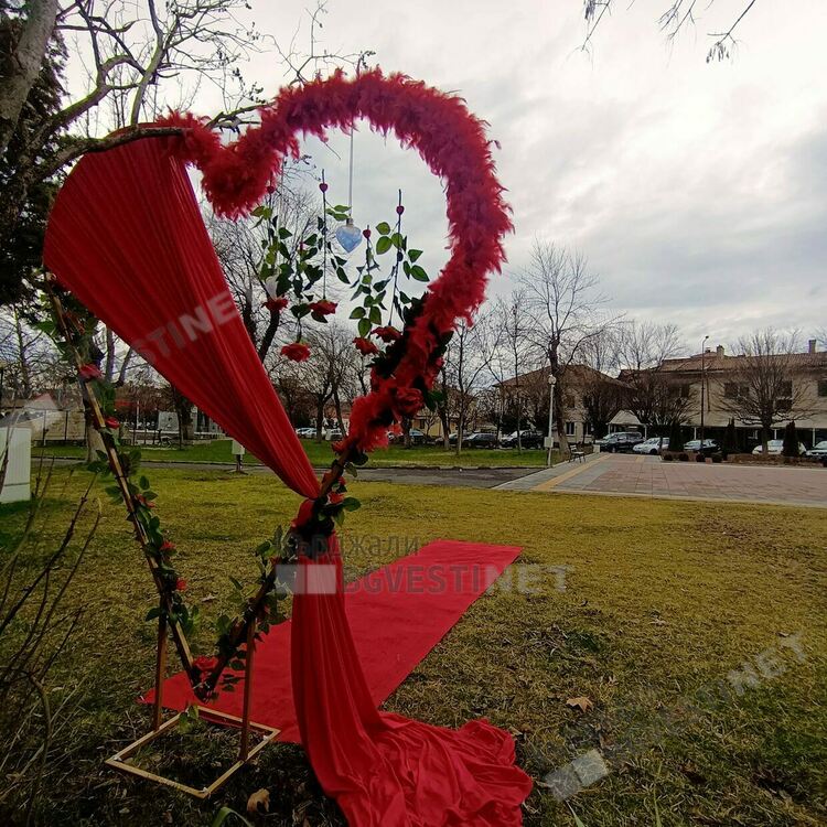 Арка с цветя за Деня на влюбените в Момчилград