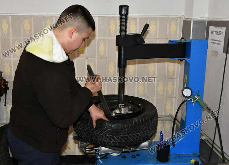 Ученици от Автото показаха майсторско шофиране и познания за ремонт и поддръжка на автомобила