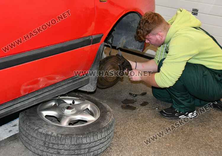 Ученици от Автото показаха майсторско шофиране и познания за ремонт и поддръжка на автомобила