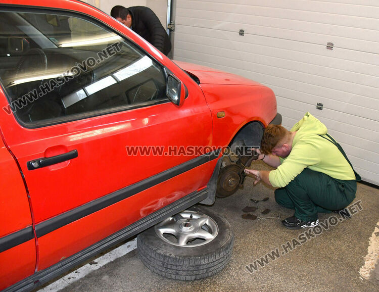 Ученици от Автото показаха майсторско шофиране и познания за ремонт и поддръжка на автомобила