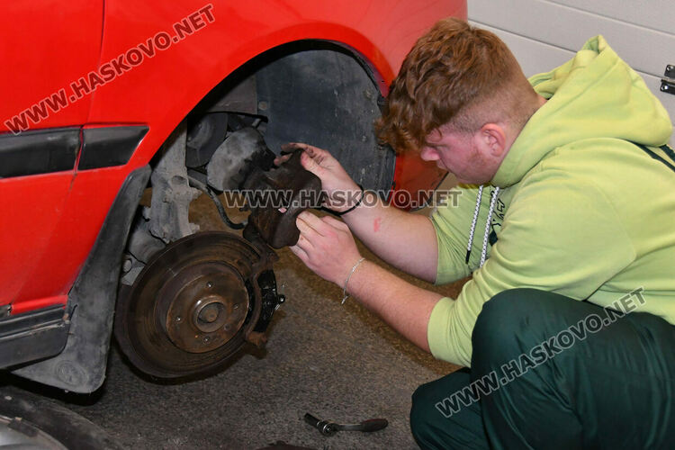 Ученици от Автото показаха майсторско шофиране и познания за ремонт и поддръжка на автомобила