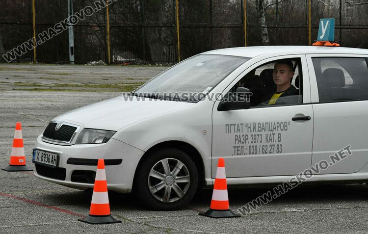 Ученици от Автото показаха майсторско шофиране и познания за ремонт и поддръжка на автомобила