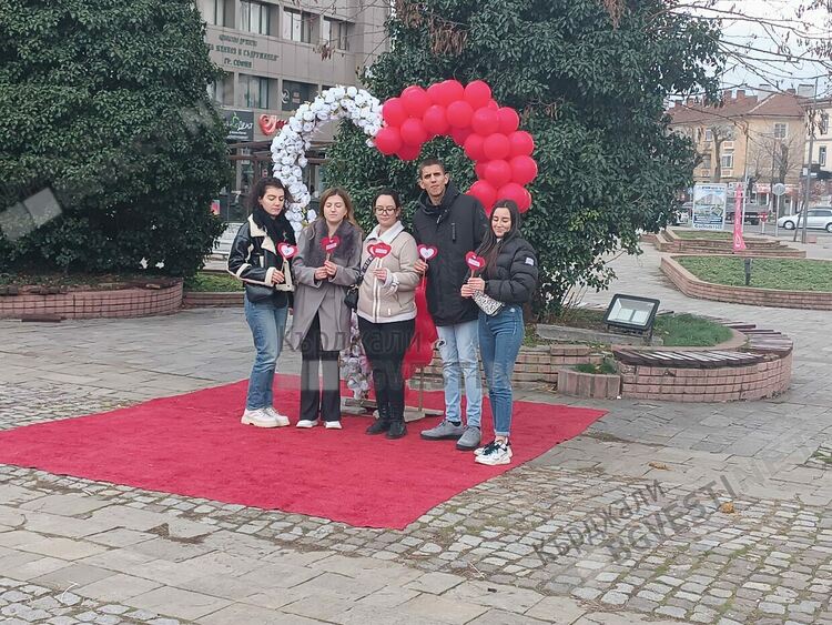 Младежи от ДПС в Кърджали с валентинки за Деня на влюбените
